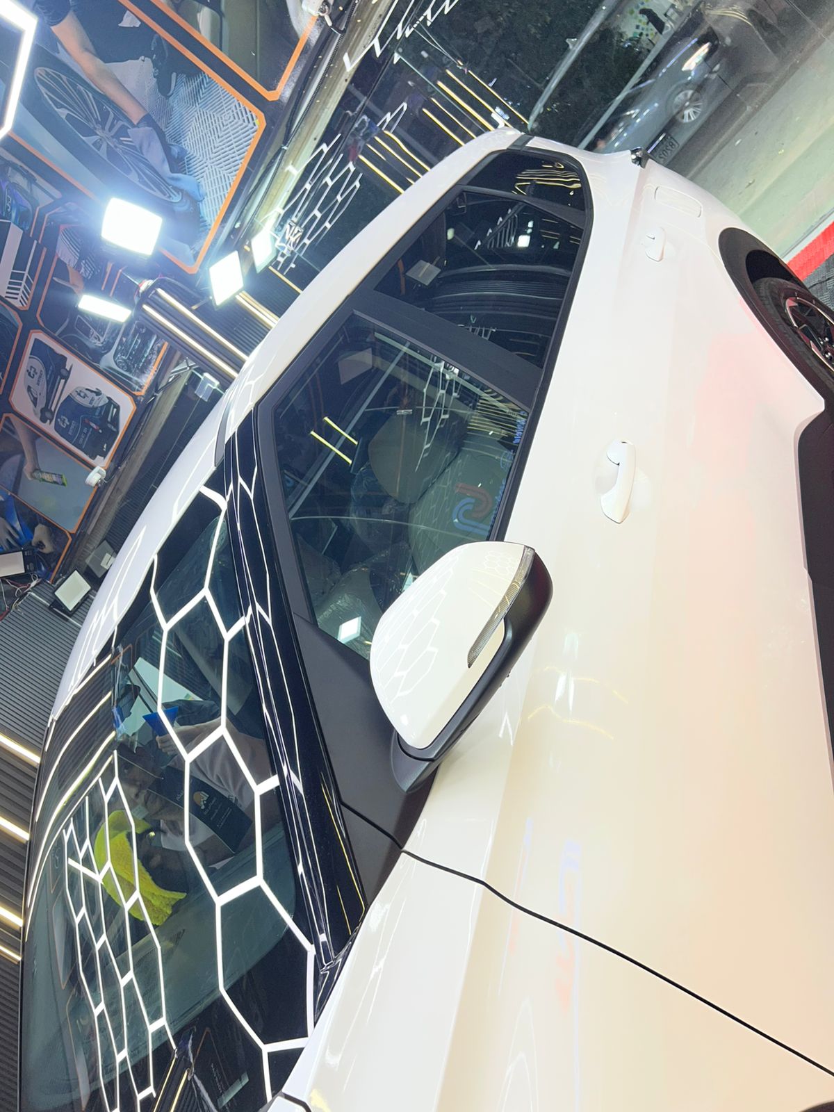 تلميع سيارة وإزالة الخدوش في ورشة جونسون بجدة